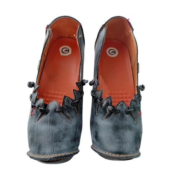 Elegant Black and Red Heels for a Bold Statement - Picture 5 of 9